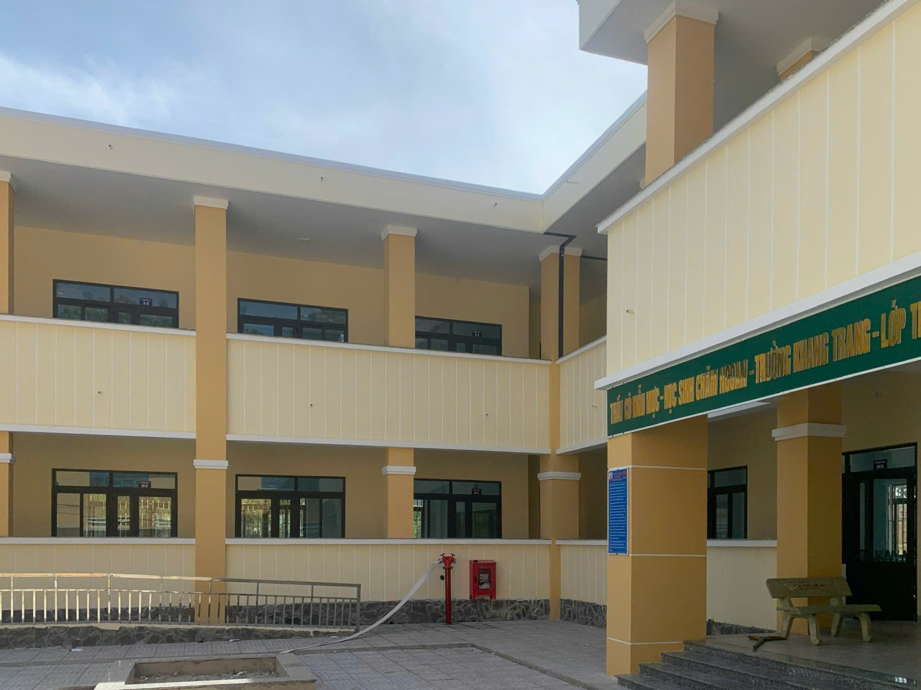 Hình ảnh thực tế bề mặt tường Trường tiểu học Chí Công sau khi thi công Sơn Ptex chống thấm.