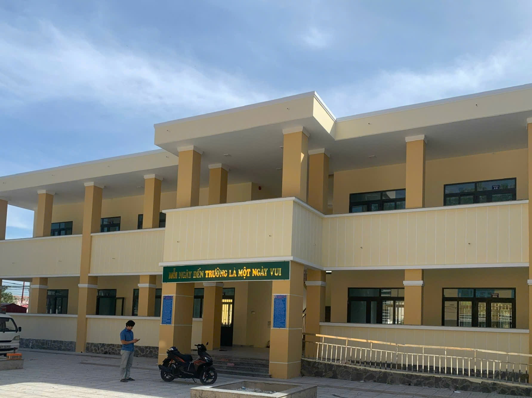 Hình ảnh thực tế bề mặt tường Trường tiểu học Chí Công sau khi thi công Sơn Ptex chống thấm