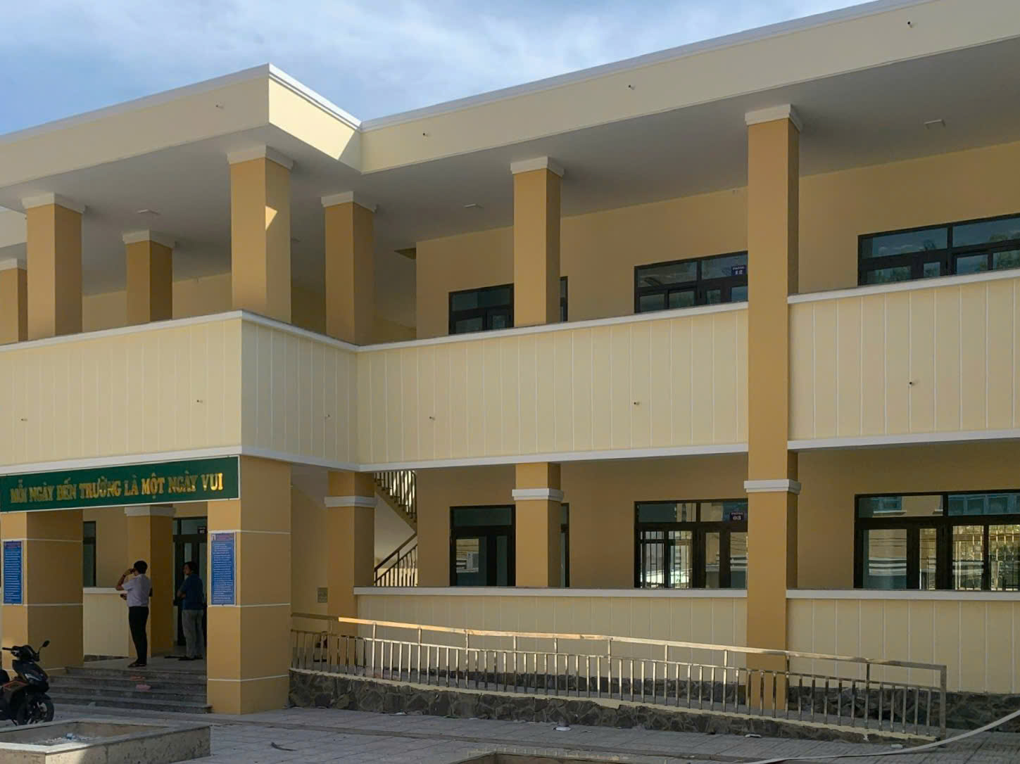 Hình ảnh thực tế bề mặt tường Trường tiểu học Chí Công sau khi thi công Sơn Ptex chống thấm